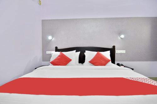 Una cama o camas en una habitación de Shanthi Residency