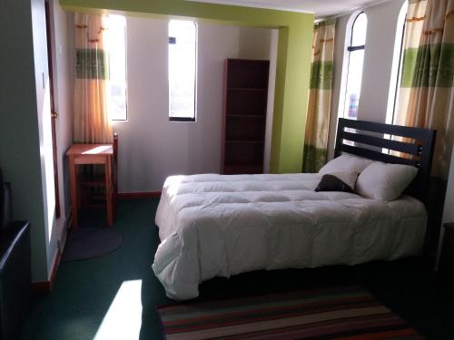 a bedroom with a large bed in a room at Hostal Campestre Casa Blanca in Chucuito