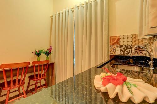 a kitchen with a counter top with a sink at i9 Quixaba Flat in Itacaré