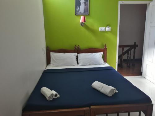 - une chambre avec un lit et 2 serviettes dans l'établissement seaway's inn, à Cochin