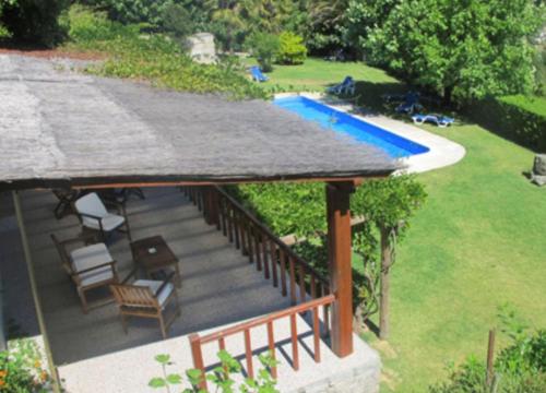 vistas a un patio trasero con terraza y piscina en Quinta de Canhões, en São Pedro do Sul