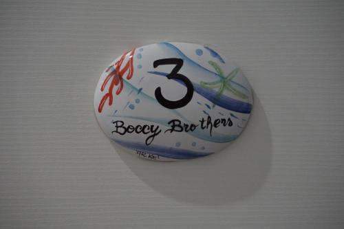 un pastel de cumpleaños con el número. en Boccy Brothers en Formia
