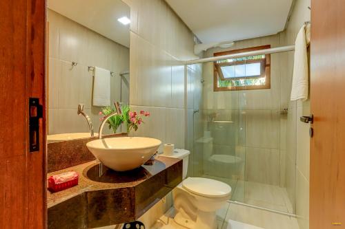 a bathroom with a sink and a toilet and a shower at i9 Quixaba Flat in Itacaré