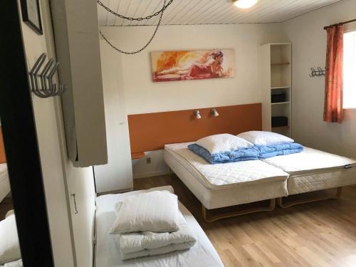 Lønstrup Egelunds Motel tesisinde bir odada yatak veya yataklar