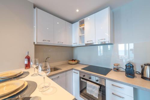 Kuchyň nebo kuchyňský kout v ubytování Valtes Luxurious Apartments