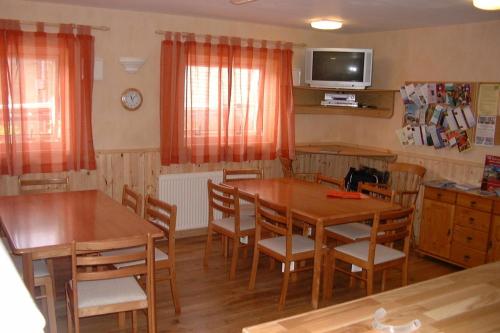 a dining room with a table and chairs and a television at Sandras Backpackers in Thurso