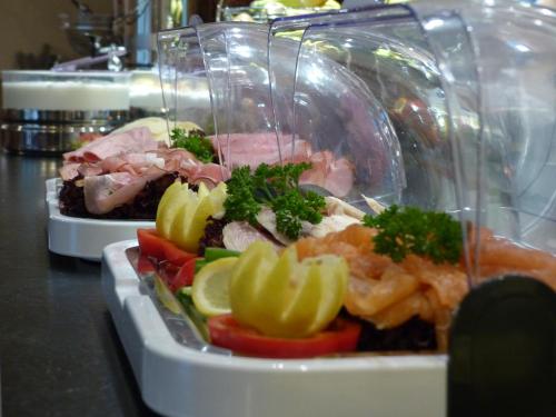 a plate of food with vegetables and meat at Hotel Am Düsseldorfer Platz in Ratingen