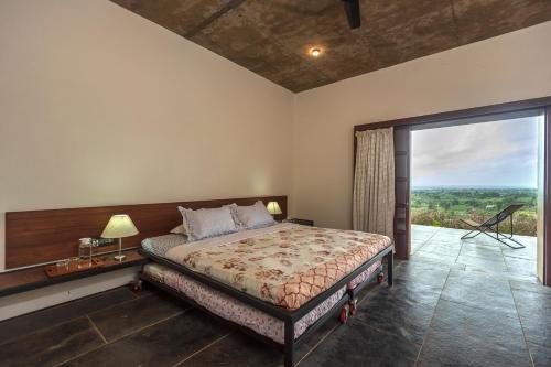 Легло или легла в стая в SaffronStays Zen, Igatpuri - lake-view villa with indoor and outdoor games