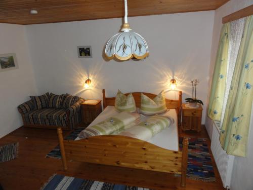 ein Wohnzimmer mit einem Bett und einem Sofa in der Unterkunft Maglanderhof in Unterlamm
