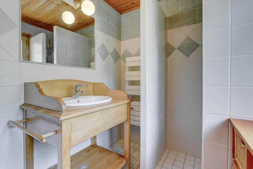 une salle de bain avec un lavabo et un miroir dans l'établissement CHALET L'GORZON, à Morzine