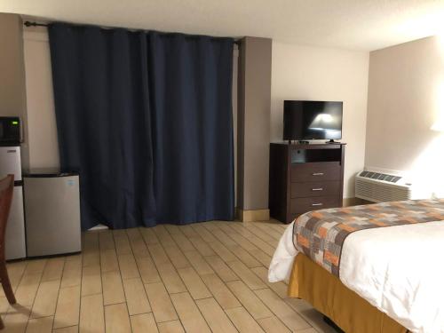Postel nebo postele na pokoji v ubytování Sun Coast Inn