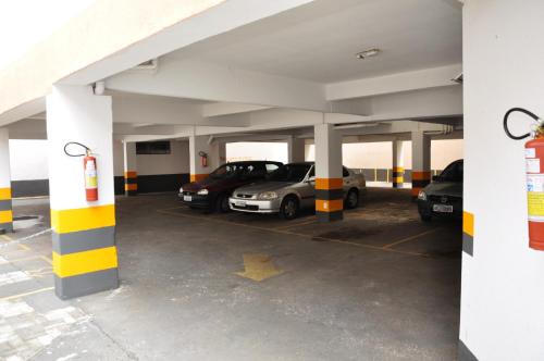 un garaje con coches aparcados en él en Hotel Buriti Shop, en Goiânia