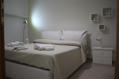 クストナーチにあるVilla Antaresの白いベッドルーム(タオル付きのベッド付)