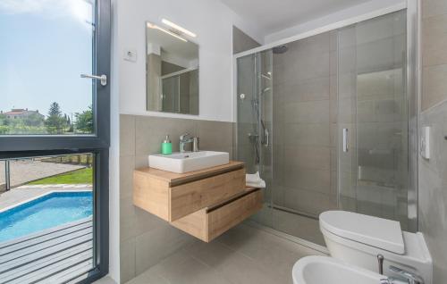La salle de bains est pourvue d'un lavabo, d'une douche et de toilettes. dans l'établissement Villa Caeli, à Petehi