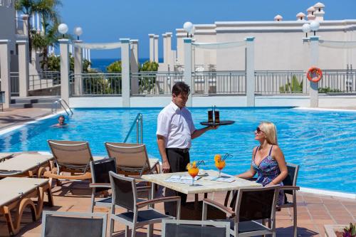 Бассейн в Los Olivos Beach Resort или поблизости