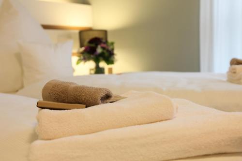 - une serviette sur un lit dans une chambre d'hôtel dans l'établissement Hotel Kochsberg, à Grebendorf