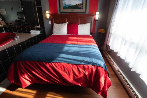 Katil atau katil-katil dalam bilik di Villager Lodge Niagara Falls