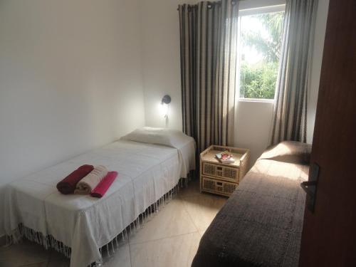 una camera da letto con un letto e una finestra di LA DORITA a Búzios