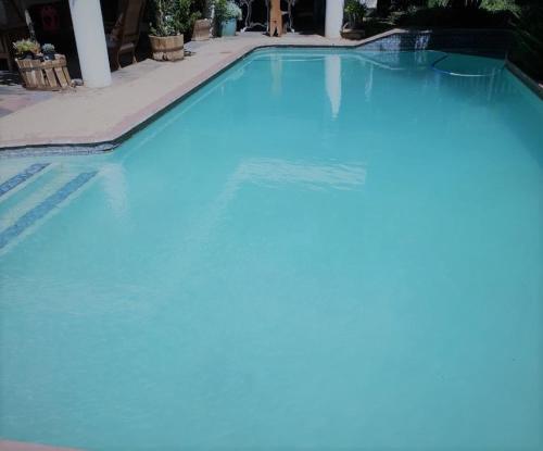 ein großer Pool mit blauem Wasser in der Unterkunft The Fairway Guesthouse Senekal in Senekal