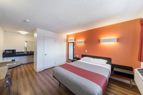 Llit o llits en una habitació de Motel 6-Cranbrook, BC