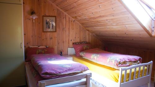 A bed or beds in a room at Fjøset på Knardal
