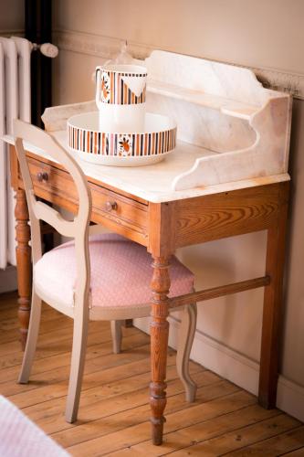 - une table avec une chaise et un gâteau dans l'établissement Domaine La Garence, à Villers-sous-Châtillon