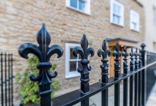 una recinzione nera di fronte a un edificio di No.4 Ludbourne Hall a Sherborne