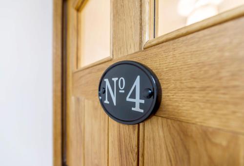 Un cartello su una porta che legge sopra di No.4 Ludbourne Hall a Sherborne