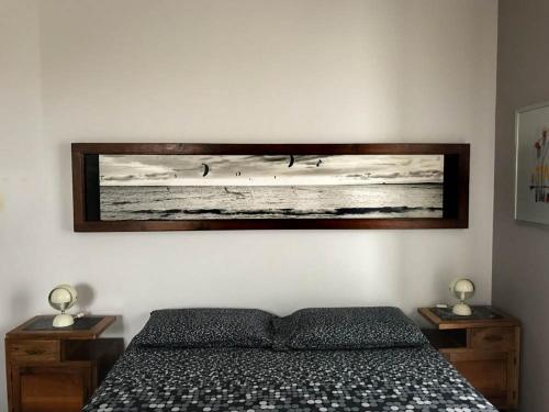 1 dormitorio con 1 cama y una foto en la pared en MaMà Suite, en Lecce