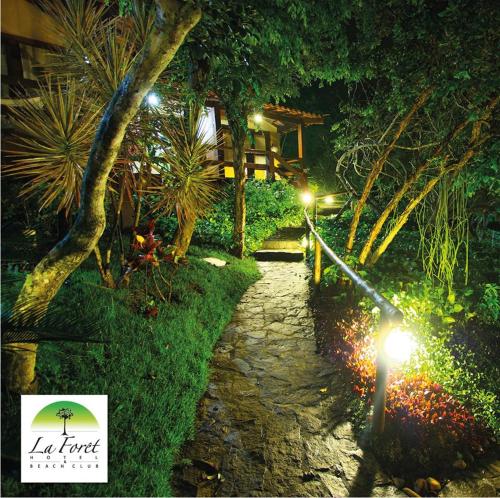 Ein Garten an der Unterkunft Hotel La Forêt & Beach Lounge