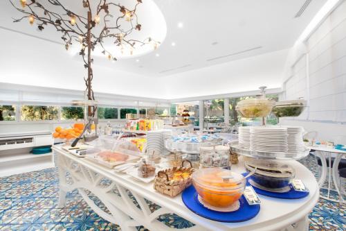 un buffet en una habitación con comida en una mesa en Hotel Antiche Mura, en Sorrento