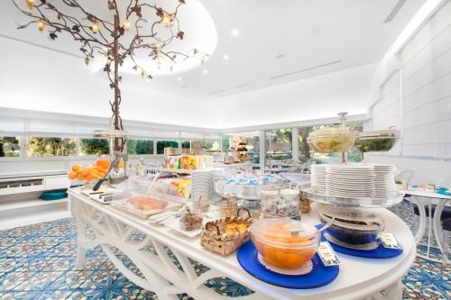 ein Buffet in einem Zimmer mit Essen auf einem Tisch in der Unterkunft Hotel Antiche Mura in Sorrent