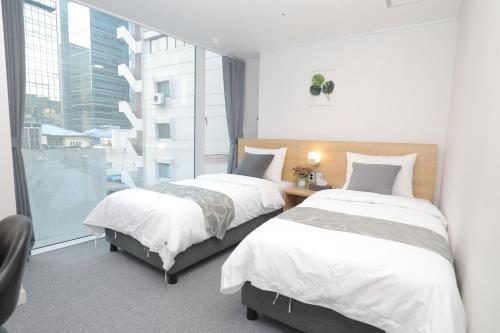 Tempat tidur dalam kamar di Line Hotel Myeongdong