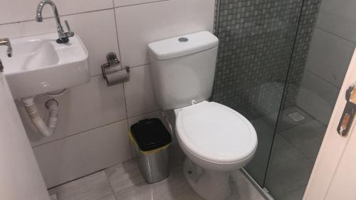 y baño con aseo y lavamanos. en Hotel Novo Oriente Brás, en São Paulo