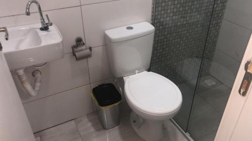 a bathroom with a toilet and a sink at Hotel Novo Oriente Brás in São Paulo