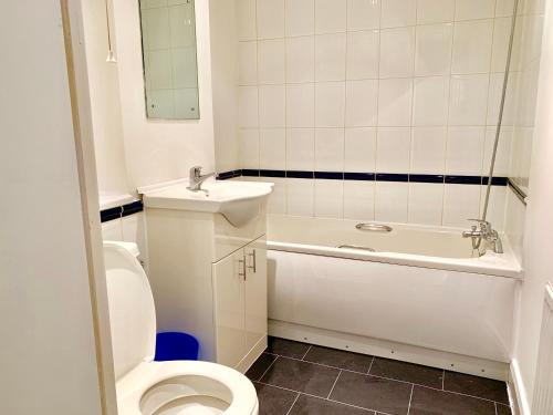 Bathroom sa 2 Bedrooms Modern Central London Apartment, Full Kitchen, 5 minutes Tube Station