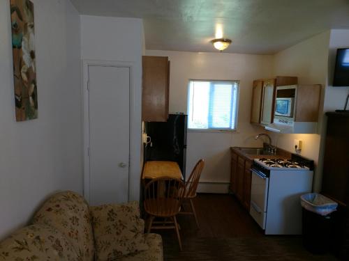 Η κουζίνα ή μικρή κουζίνα στο The Ohio Motel