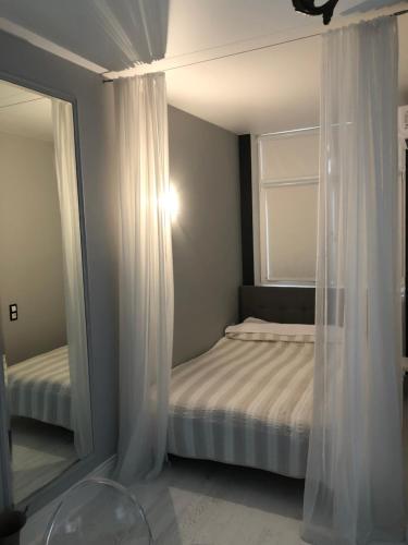 1 Schlafzimmer mit 2 Betten und einem Spiegel in der Unterkunft Charming studio in the center in Kiew