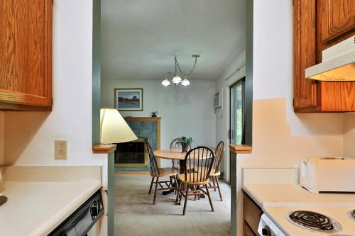 Kuchyň nebo kuchyňský kout v ubytování Cedarbrook Queen Suite 103