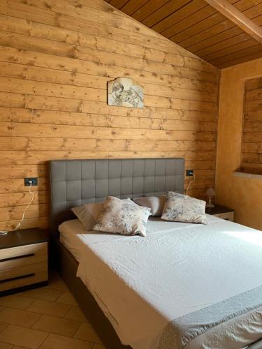 una camera con un letto su una parete in legno di B&B Calderari a Orte