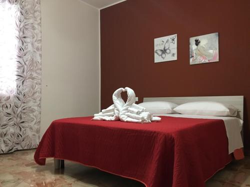 カステッランマーレ・デル・ゴルフォにあるSicania holiday house 1のベッドルーム1室(ベッド1台、赤いテーブル、タオル付)