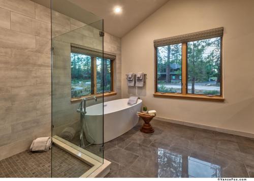 Bathroom sa NEW 4BD Residence in the Signature Home Collection at Old Grenwood!