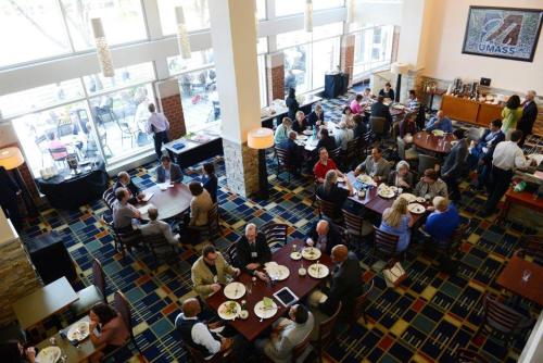 un grupo de personas sentadas en mesas en un restaurante en UMass Lowell Inn and Conference Center, en Lowell