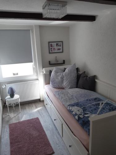 a small bedroom with a bed and a window at Historisch übernachten Brinkerplatz 3 in Essen