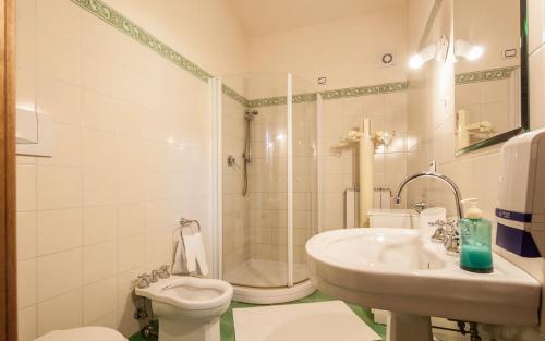 a bathroom with a toilet and a sink and a shower at Cottage Castelletto in Sinalunga