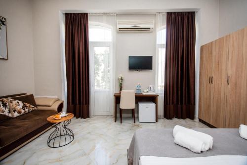 Una televisión o centro de entretenimiento en Margi Boutique Hotel by DNT Group