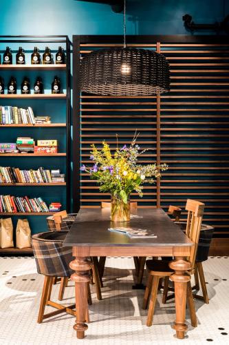 Bibliothèque dans l'hôtel