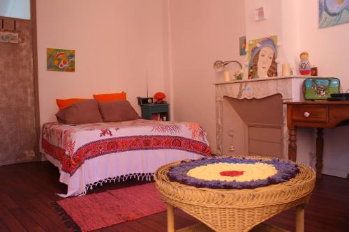 グラースにあるDuplex spacieux avec terrasse - Centre Historique de Grasseのベッドルーム(ベッド1台、テーブル付)