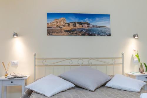 1 dormitorio con 1 cama con 2 almohadas en B&B Posidonia en Castellabate