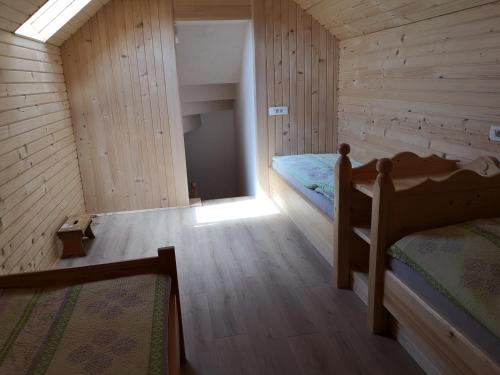 Ένα ή περισσότερα κρεβάτια σε δωμάτιο στο Apartments Trebušak